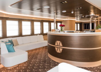 Yacht charter Aiaxaia saloon