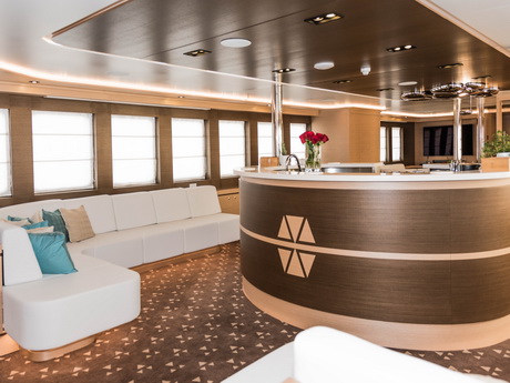 Yacht charter Aiaxaia saloon