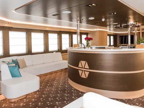 Yacht charter Aiaxaia saloon