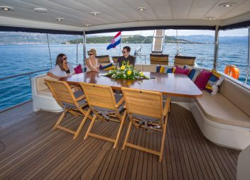 yacht charter Alba al fresco