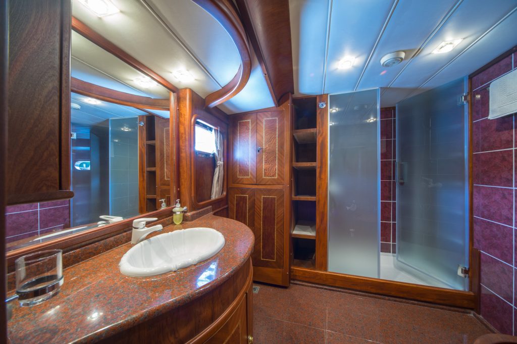 yacht charter Alba bathroom