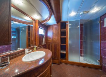 yacht charter Alba bathroom