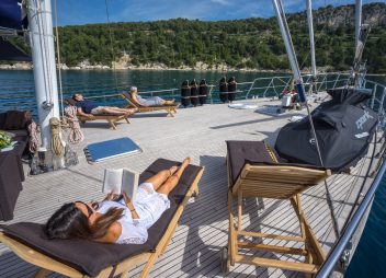 yacht charter Alba deck