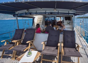 yacht charter Alba dining