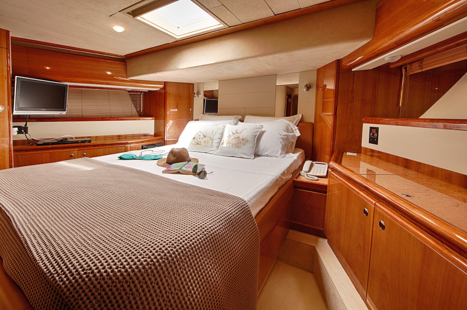 yacht charter Amor cabin