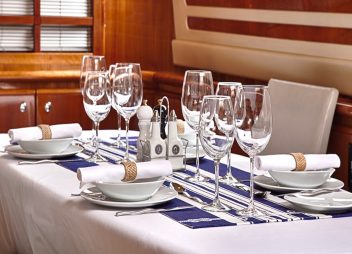 yacht charter Amor fine dining