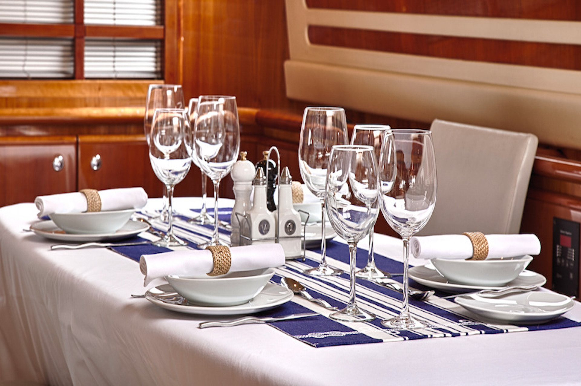 yacht charter Amor fine dining