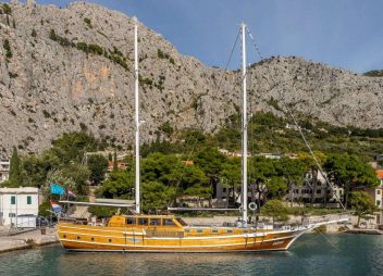 yacht charter Andjeo in port