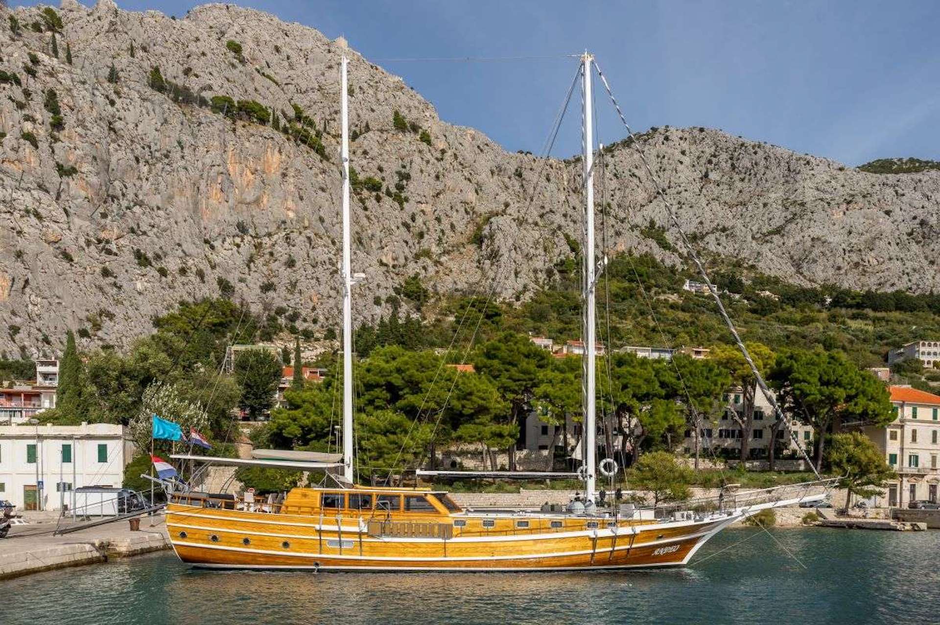 yacht charter Andjeo in port