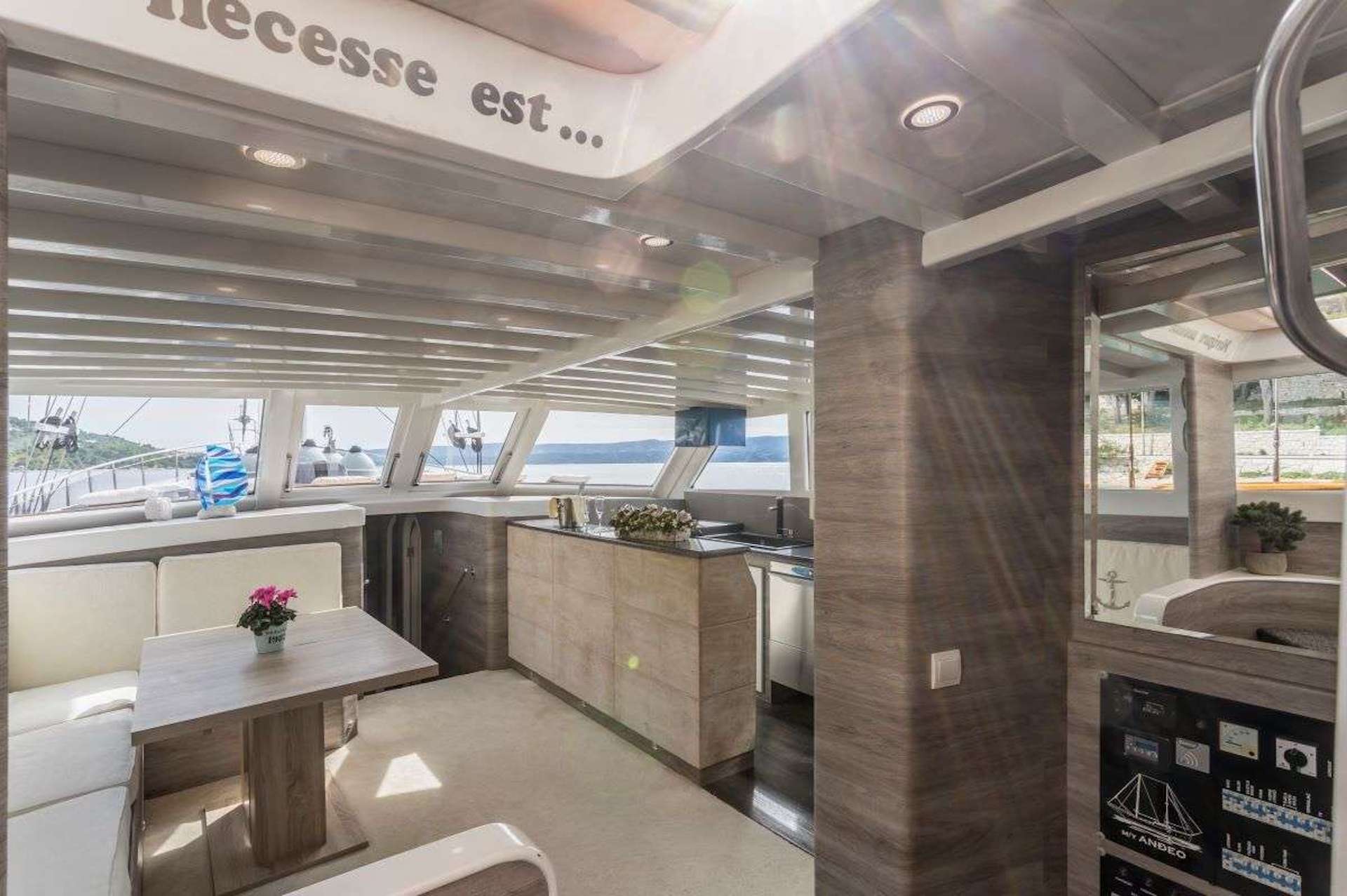 yacht charter Andjeo saloon