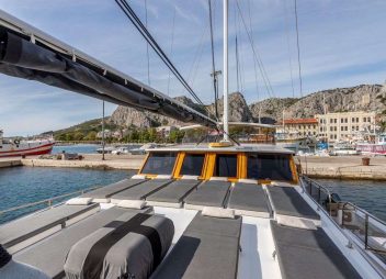 yacht charter Andjeo sundeck