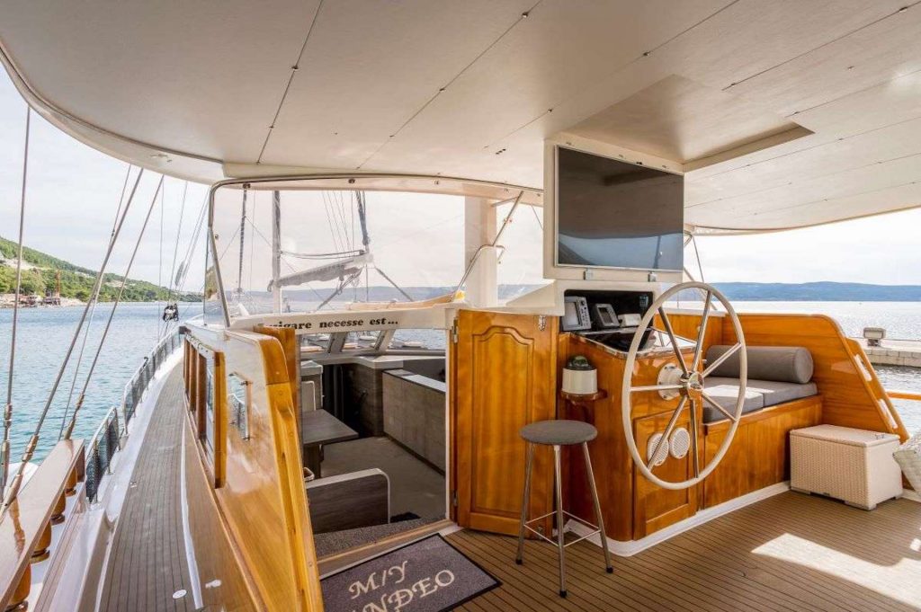 yacht charter Andjeo wheel