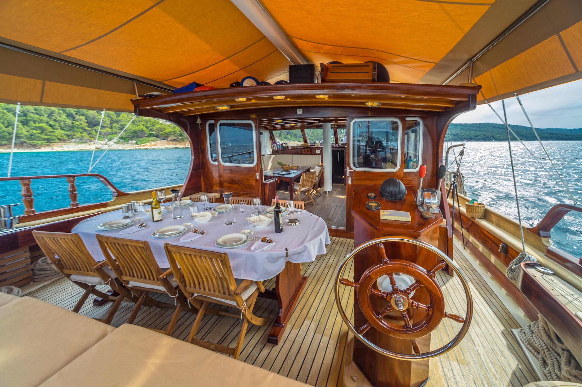 yacht charter Angelica aft deck