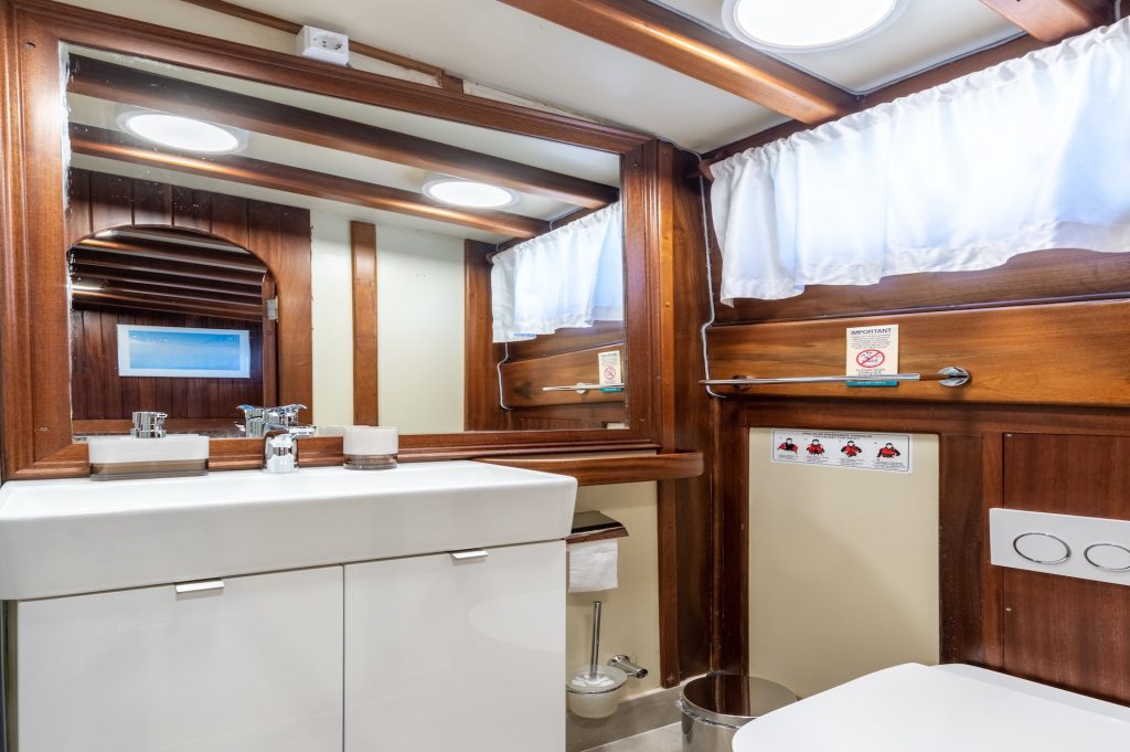 yacht charter Angelica bathroom