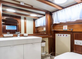 yacht charter Angelica bathroom