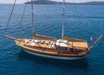 yacht charter Angelica birdview