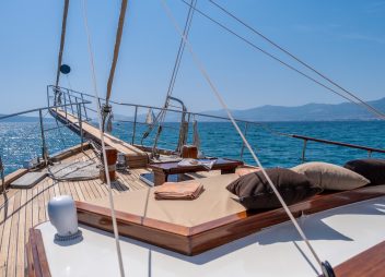 yacht charter Angelica bow