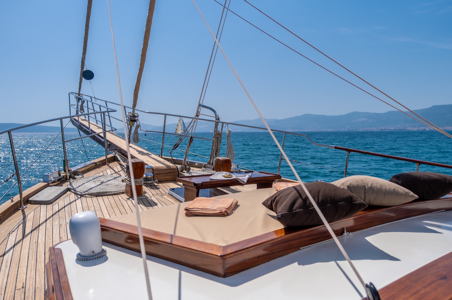 yacht charter Angelica bow