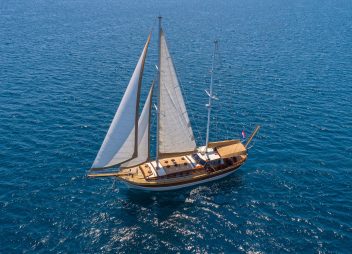 yacht charter Angelica sailing