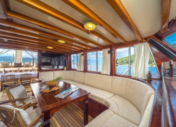 yacht charter Angelica saloon