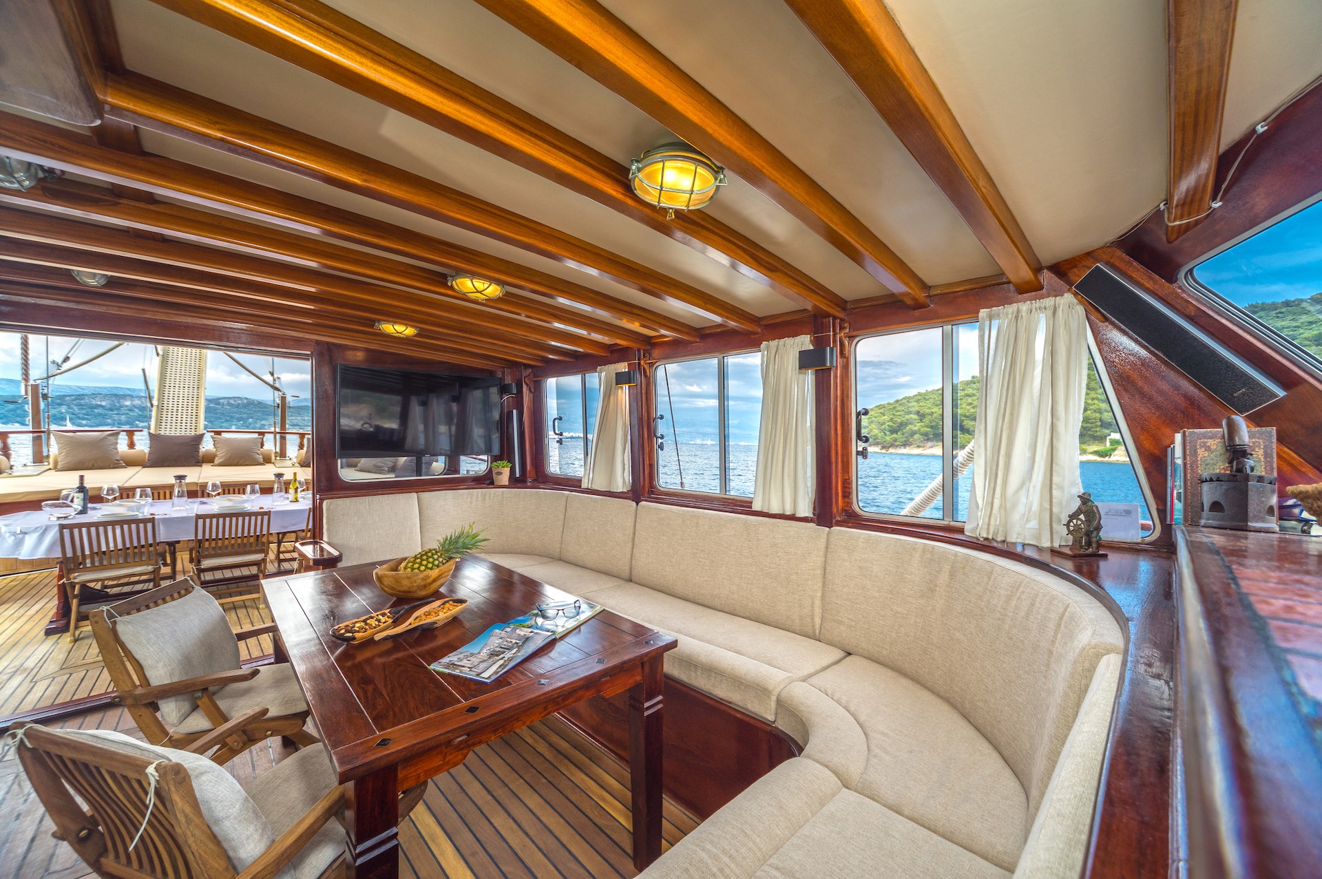 yacht charter Angelica saloon