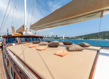 yacht charter Angelica sundeck