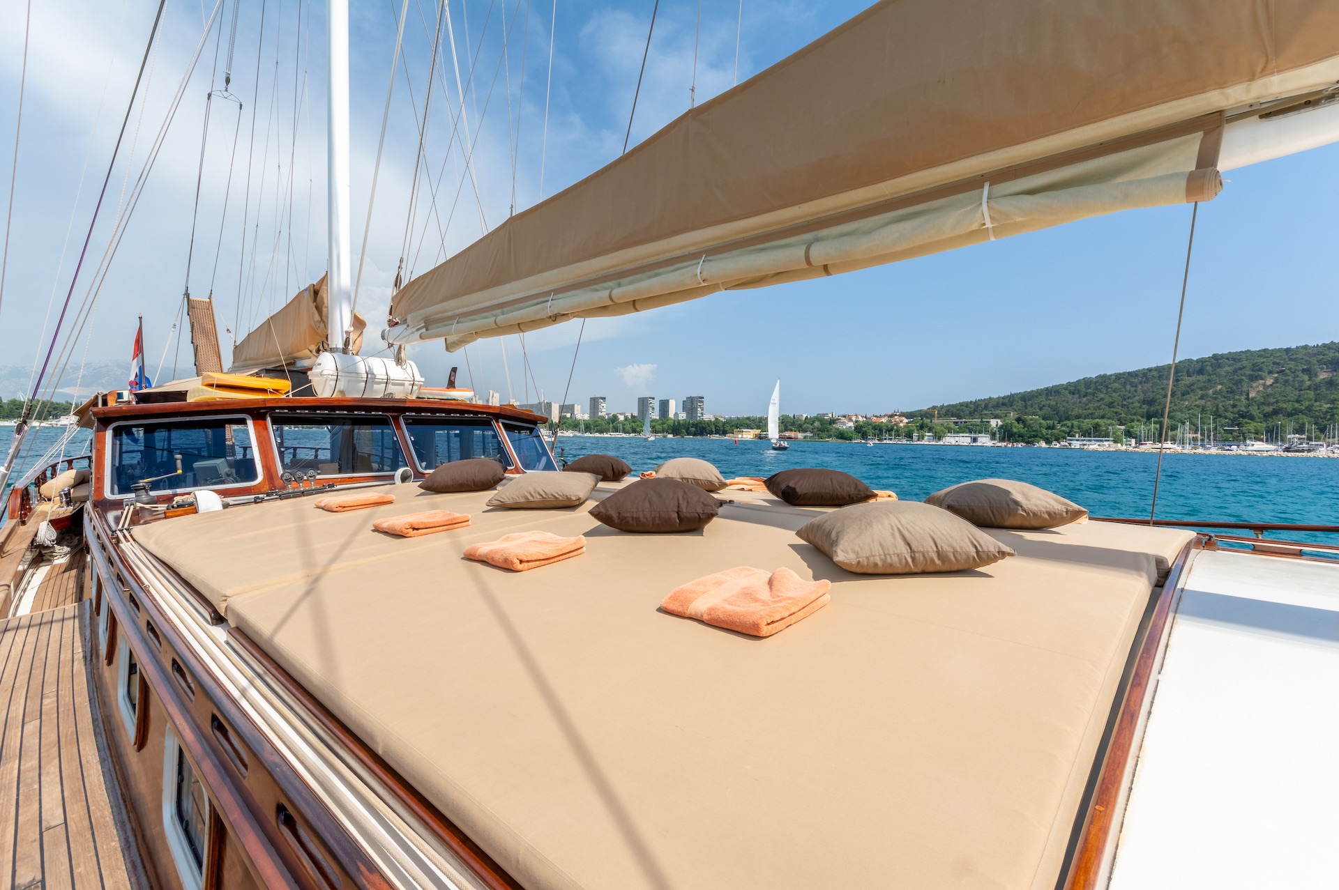 yacht charter Angelica sundeck