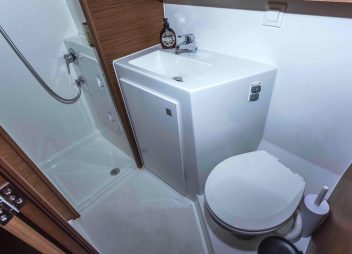 yacht charter Avocado bathroom