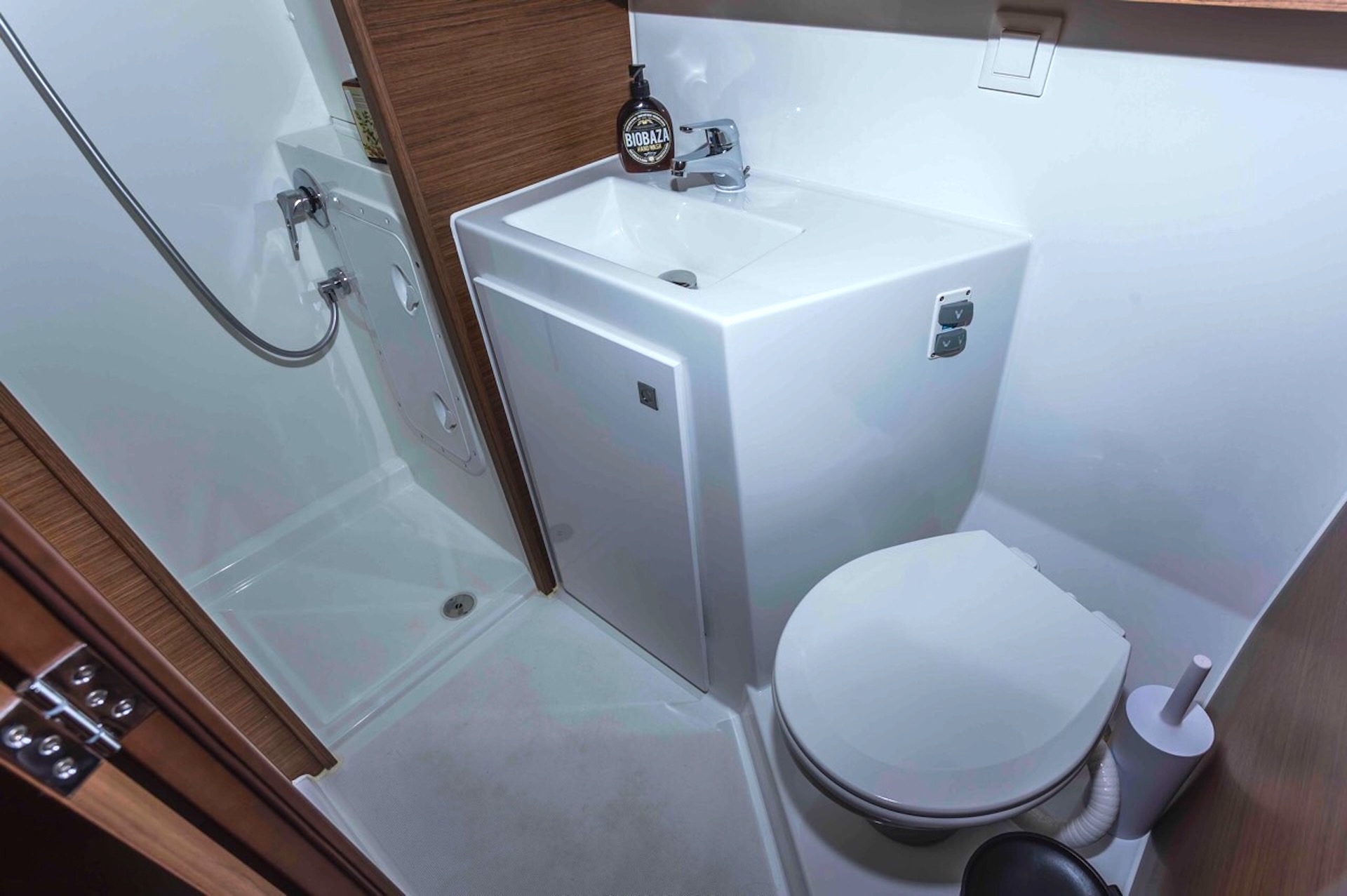 yacht charter Avocado bathroom