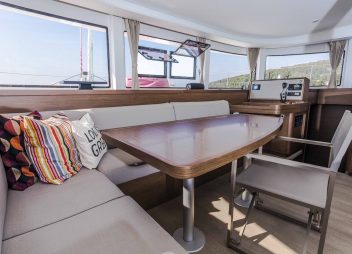yacht charter Avocado dining