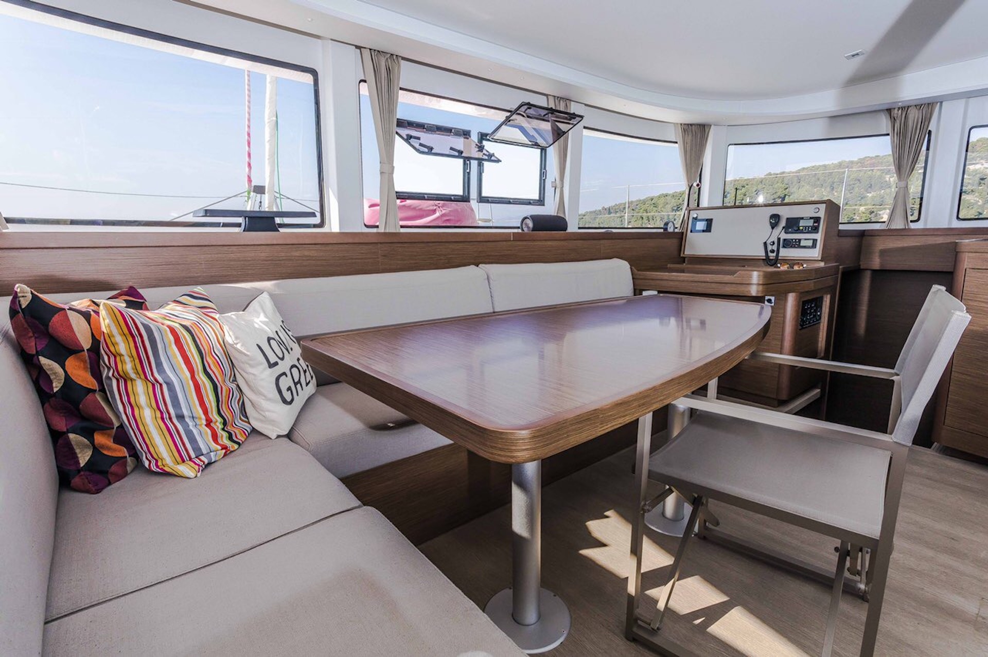 yacht charter Avocado dining