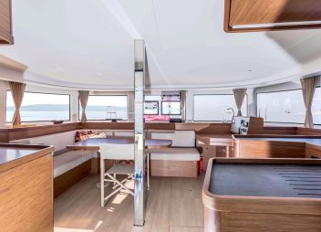 yacht charter Avocado salon