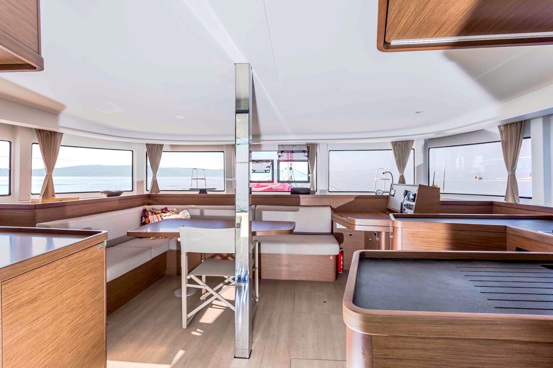 yacht charter Avocado salon