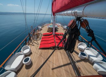 yacht-charter-barbara-sun-deck
