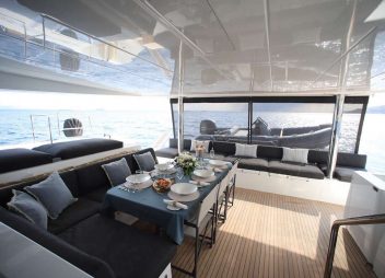 yacht charter Boom aft deck