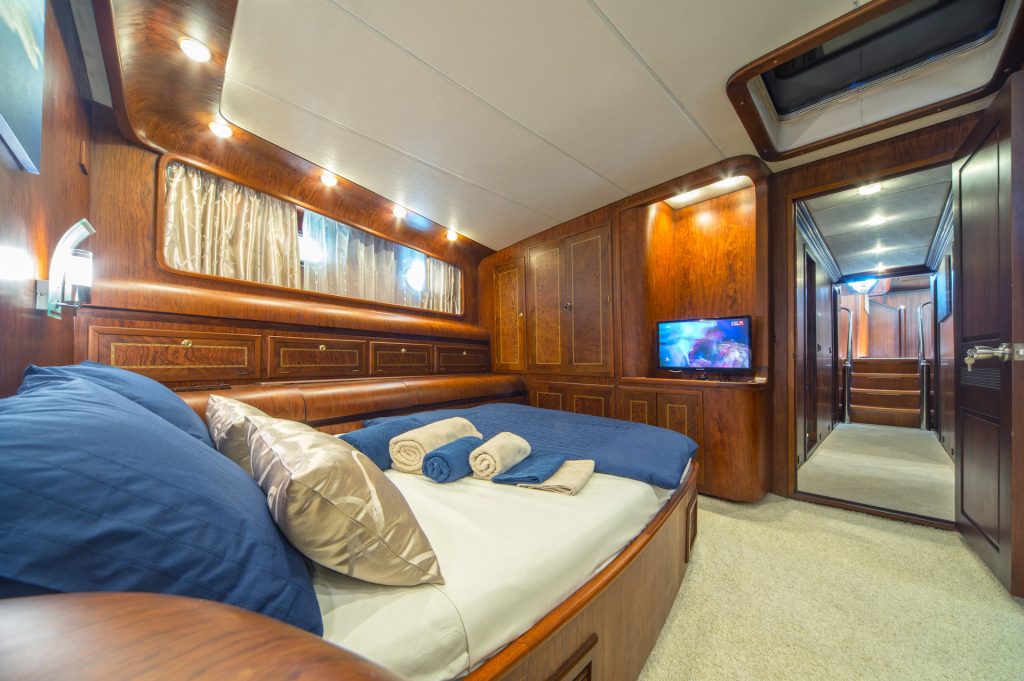 yacht charter cabin Alba