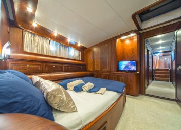 yacht charter cabin Alba