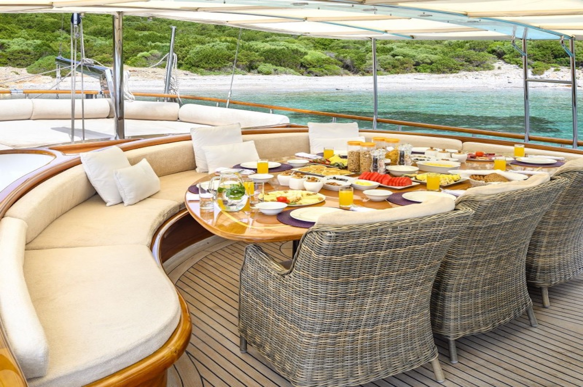 yacht charter Caner IV al fresco dining