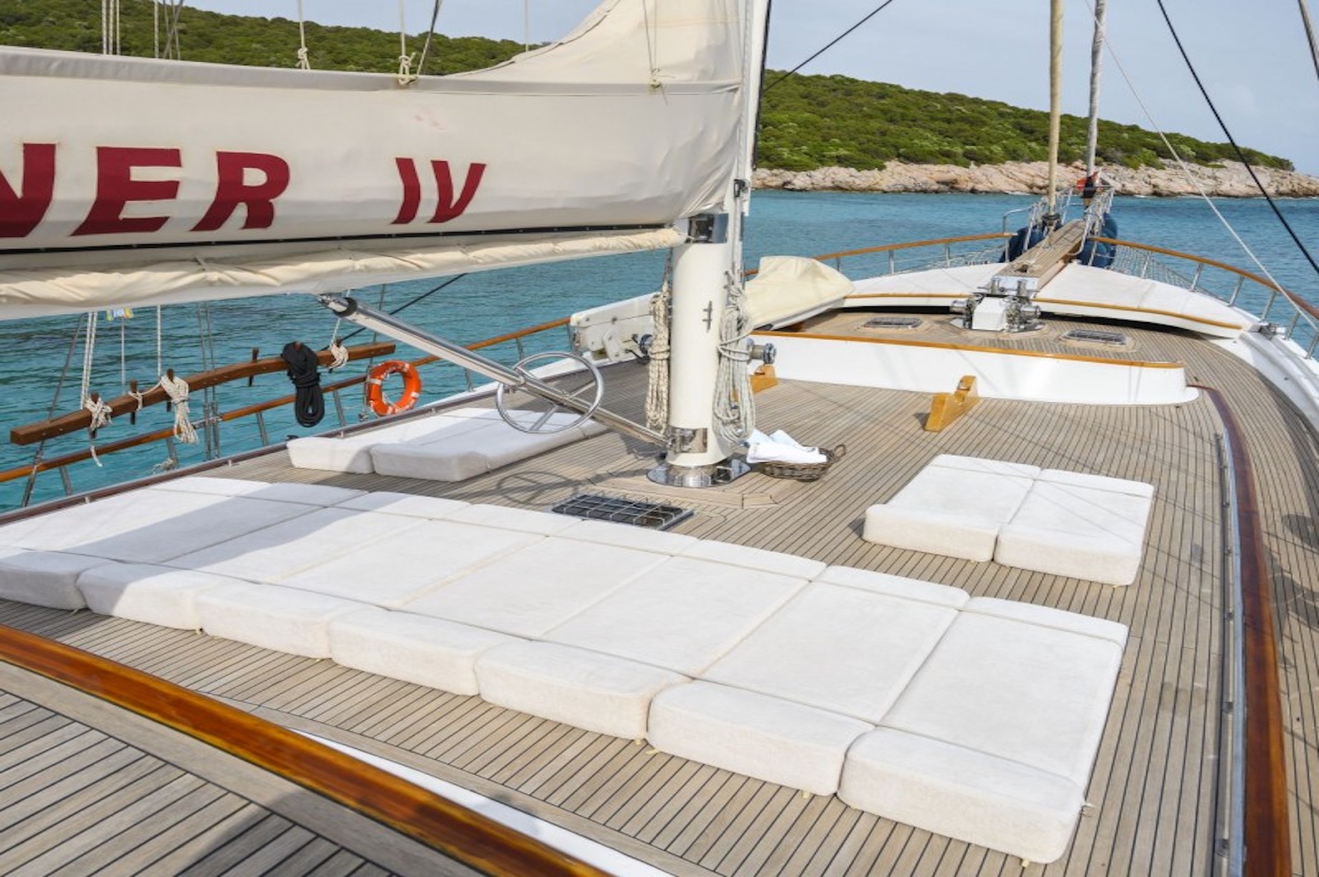 yacht charter Caner IV deck