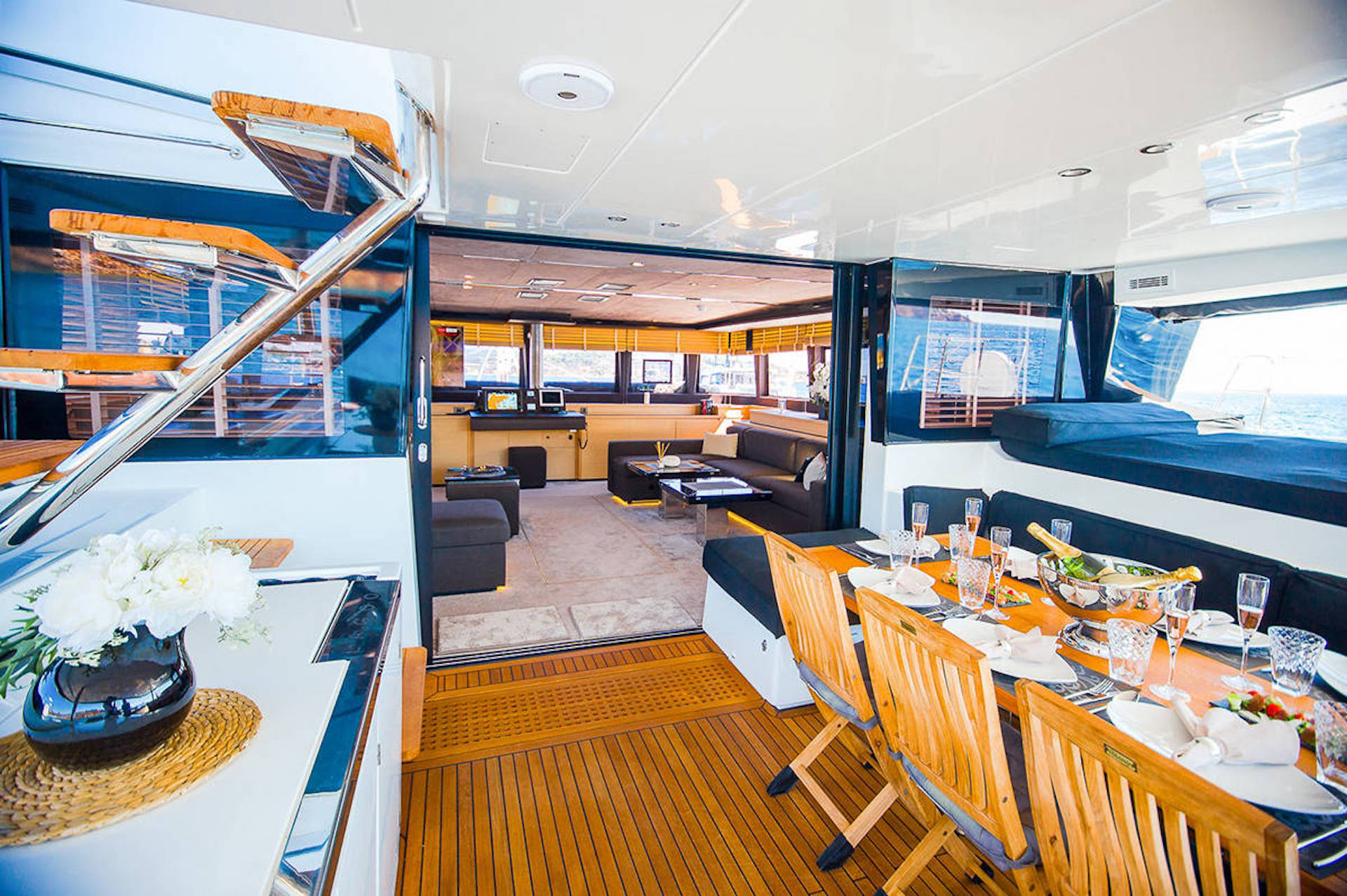 yacht charter Carpe Diem dining