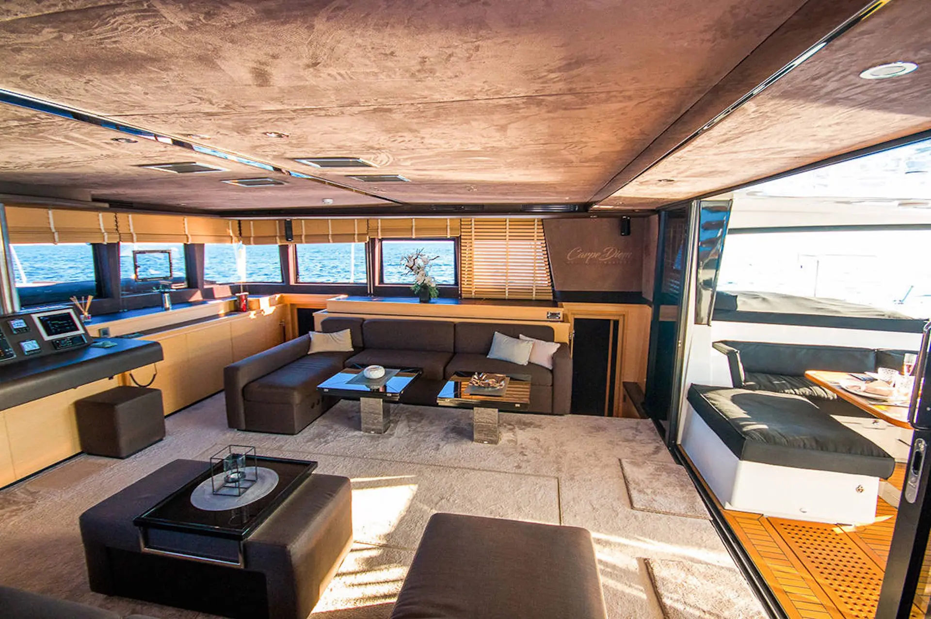 yacht charter Carpe Diem saloon