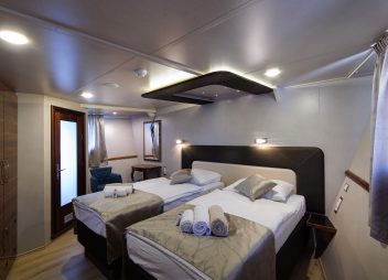 yacht charter Casablanca twin cabin