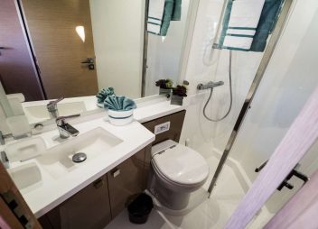 yacht charter catamaran Blue Pepper bathroom