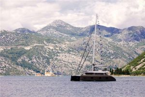 Yacht charter Catamaran Gyrfalcon