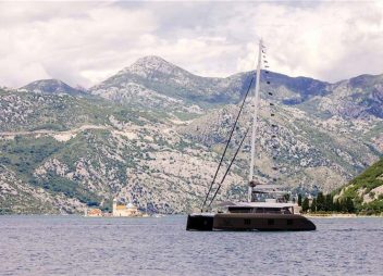 Yacht charter Catamaran Gyrfalcon