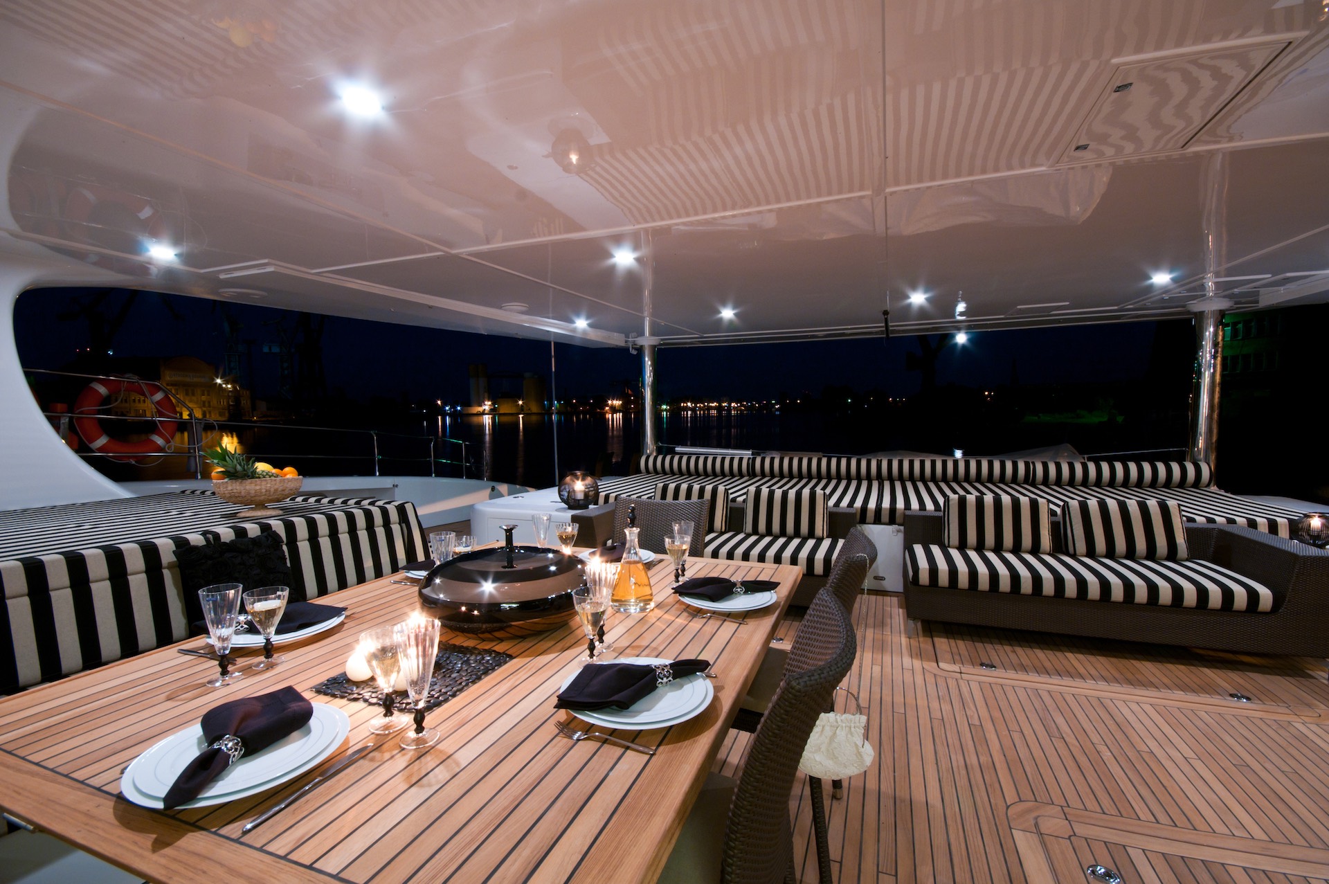 yacht charter catamaran Ipharra dining