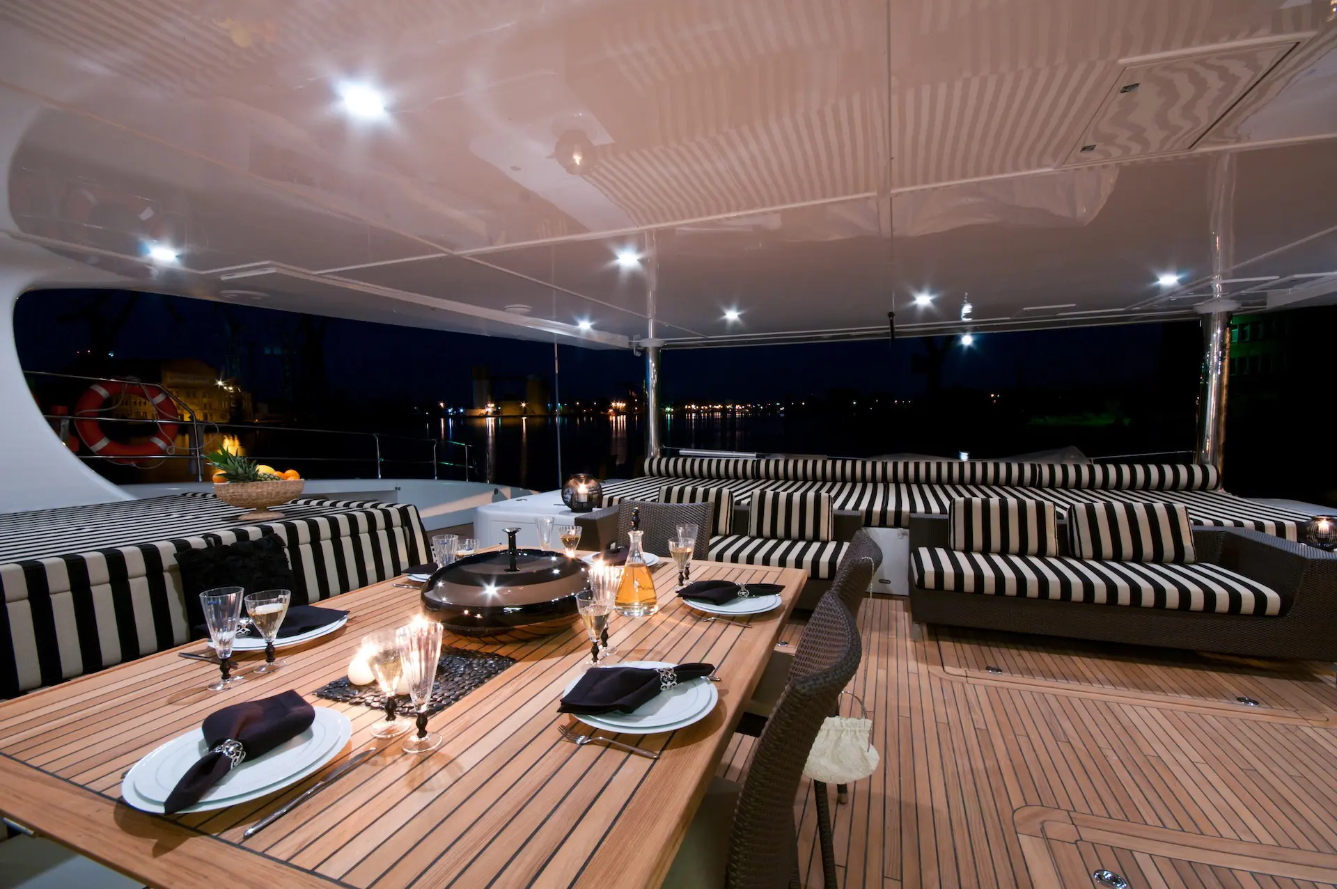 yacht charter catamaran Ipharra dining