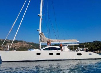 yacht charter catamaran Laysan