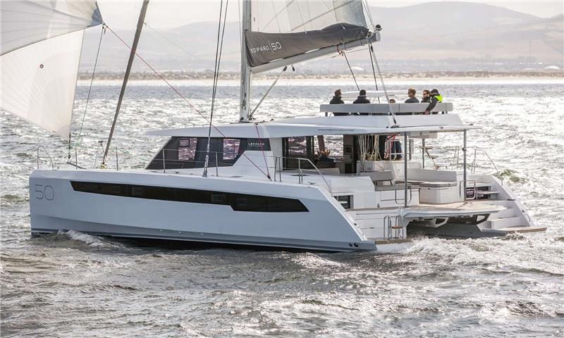 Yacht charter Catamaran Moon Blossom