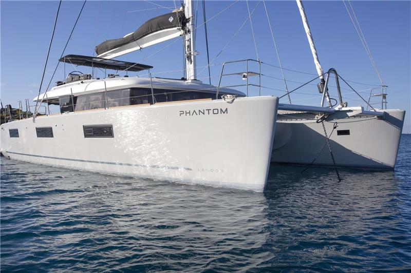 Yacht charter Catamaran Phantom